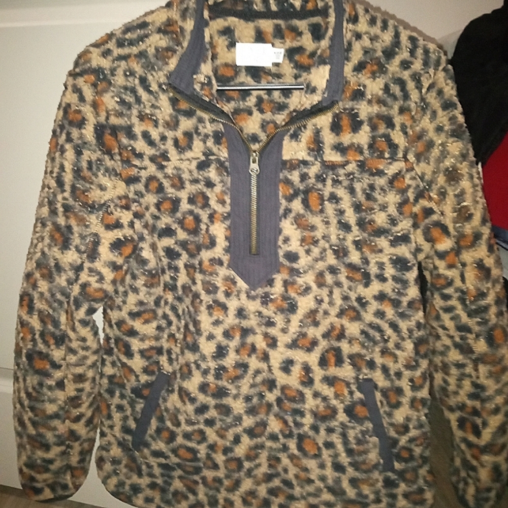 Medium size leopard beautiful print pullover 😁